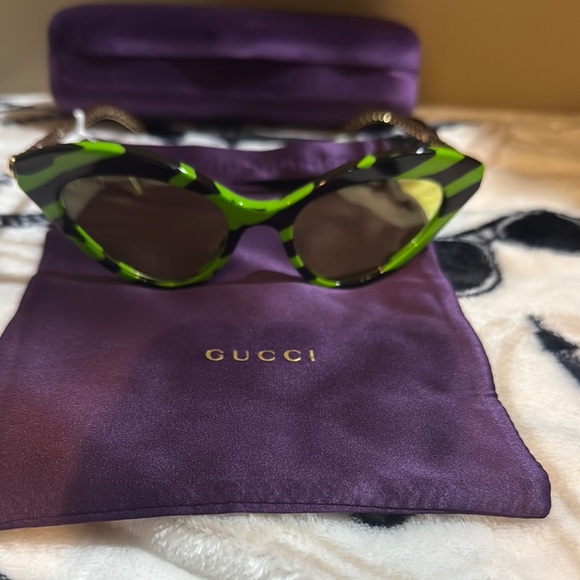 NWT Gucci Green and Black Sunglasses Premium Cat Eye Sunglasses With 2 Charms - Picture 4 of 8